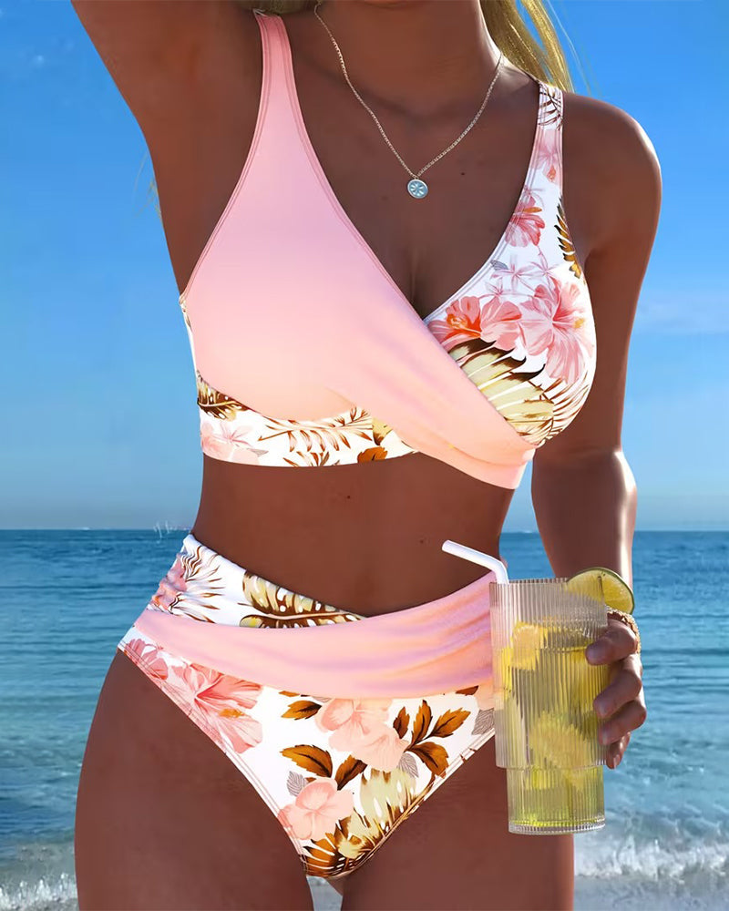 Bikini z kontrastowym kwiatowym nadrukiem i rozcięciem
