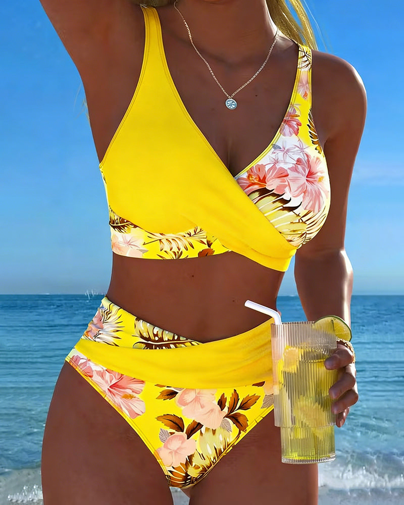 Bikini z kontrastowym kwiatowym nadrukiem i rozcięciem