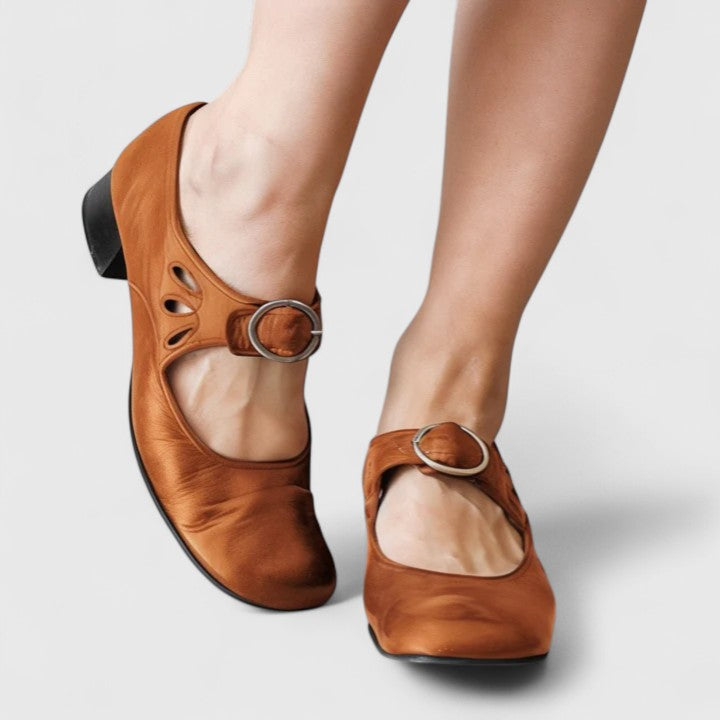 Celina – ażurowe buty Mary Jane, koniakowe
