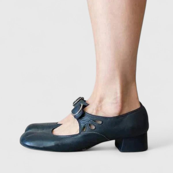 Celina – granatowe buty z boku