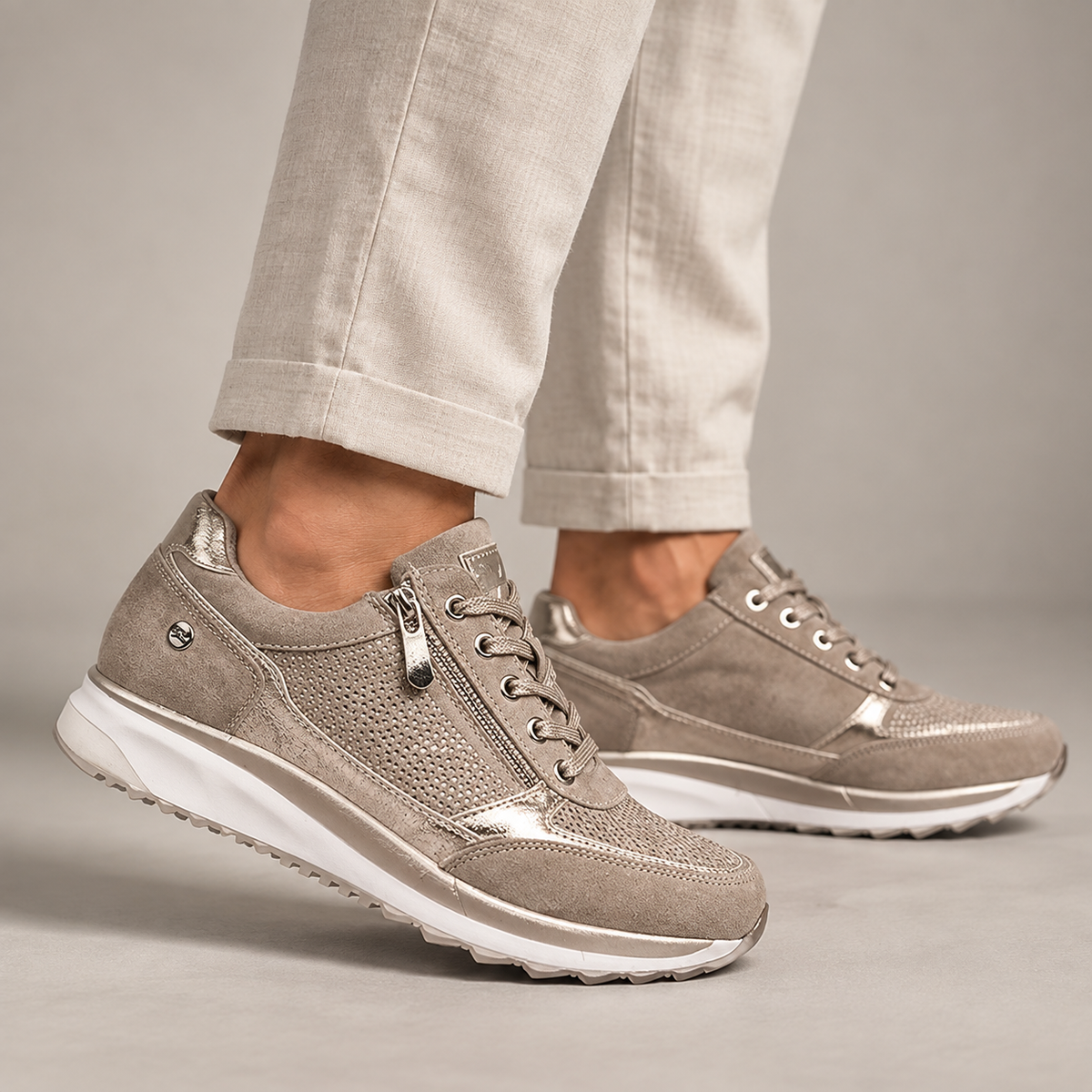 Czesława – beżowe sneakersy na stopie