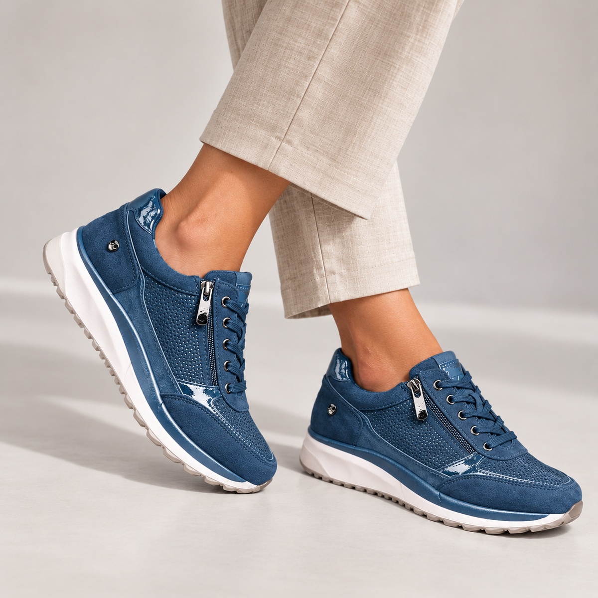 Czesława – niebieskie sneakersy na stopie