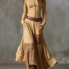 Mariola – zamszowa sukienka maxi w kratę z paskiem, karmelowy